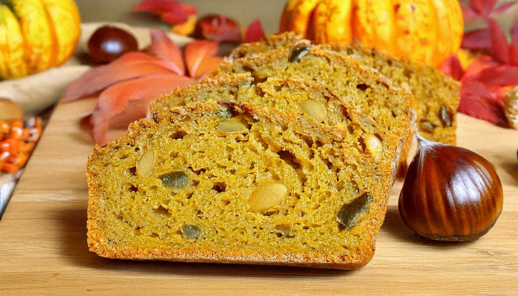 Kürbisbrot mit Herbstdekoration