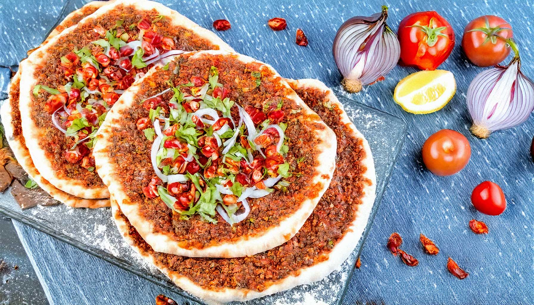 Lahmacun mit einer Mischung aus Gewürzen wie Sumach und Paprika